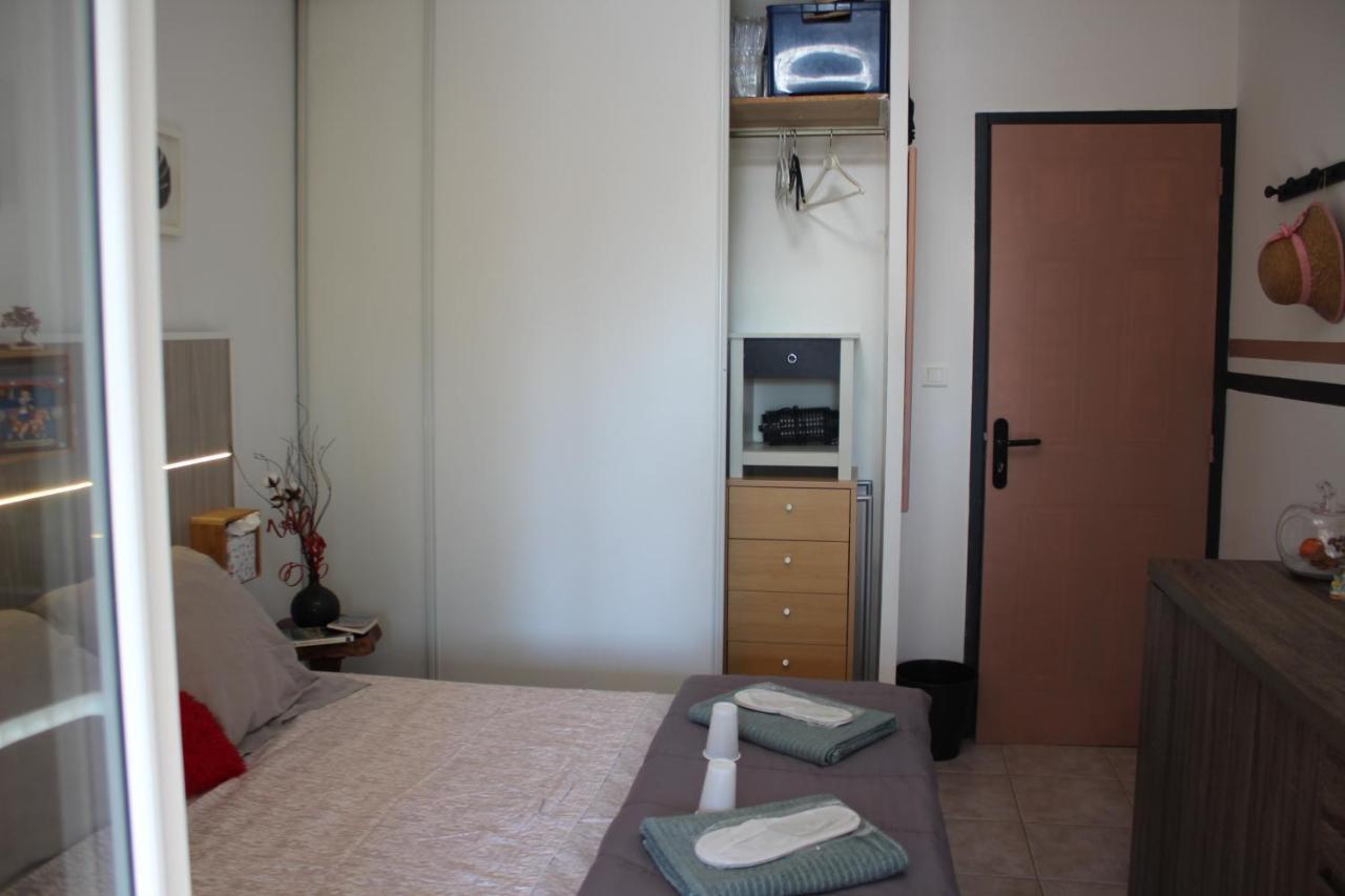 Philippe & Marie, A Louer Petite Chambre Chez L'Habitant Avec Terrasse Dans Villa, Au Pied Du Luberon キュキュロン エクステリア 写真